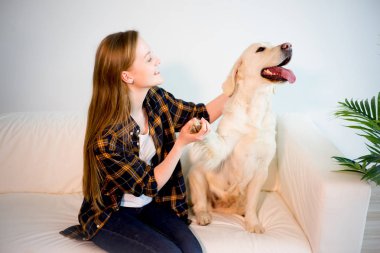 Köpeği olan bir kadın.