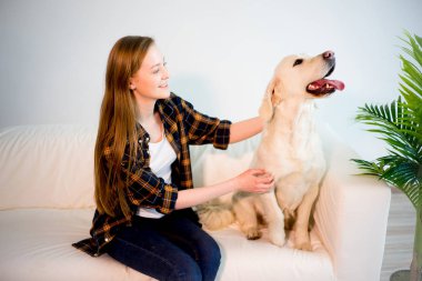 Köpeği olan bir kadın.