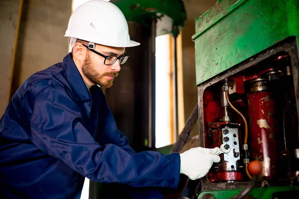 Trabajador con torno —  Fotos de Stock