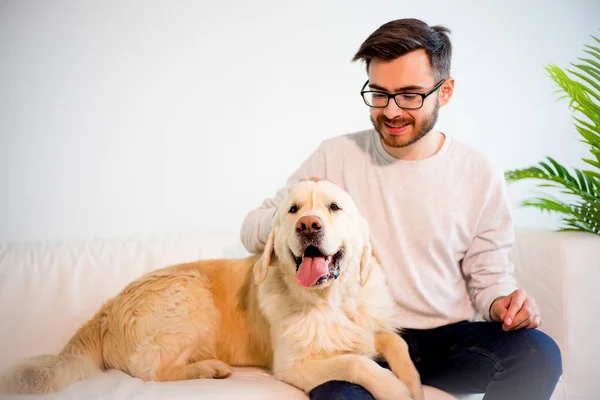 Man leker med sin hund — Stockfoto