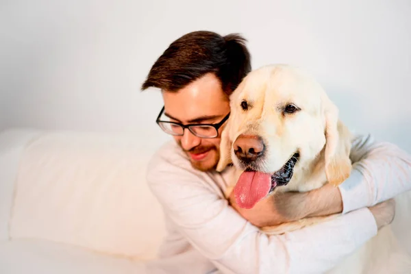 Man leker med sin hund — Stockfoto