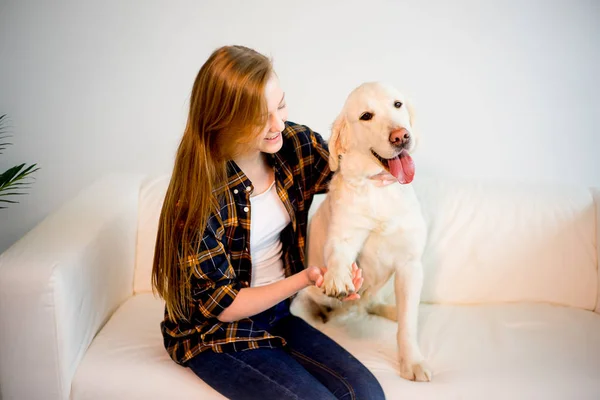 犬を連れた女は — ストック写真