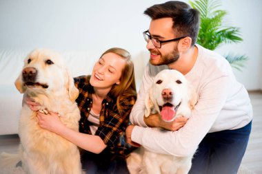 Bir köpekle oynamayı aile