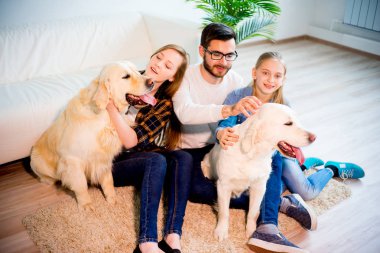 Bir köpekle oynamayı aile