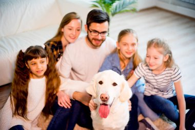 Bir köpekle oynamayı aile