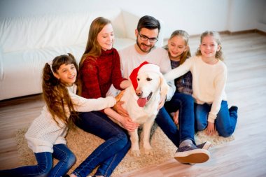 Bir köpekle oynamayı aile