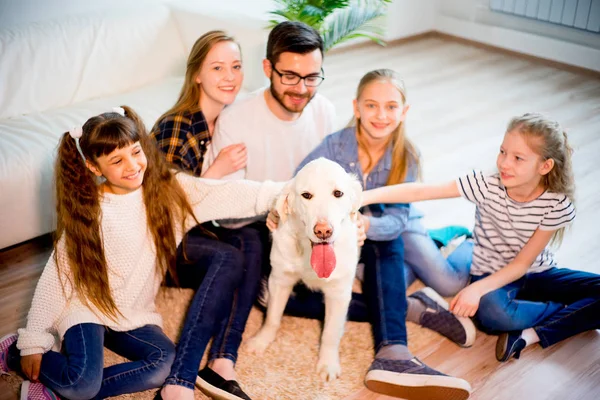 Family playing with a dog — Stock Photo, Image