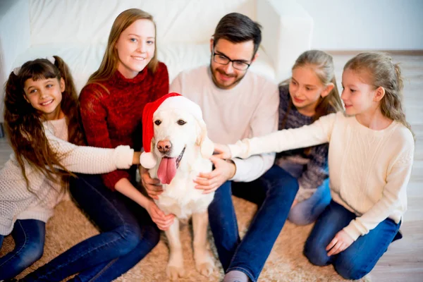 강아지와 함께 재생 하는 가족 — 스톡 사진