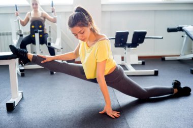 Spor salonunda egzersizleri yapıyor kız