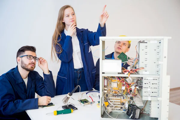 Técnicos reparando computadoras — Foto de Stock