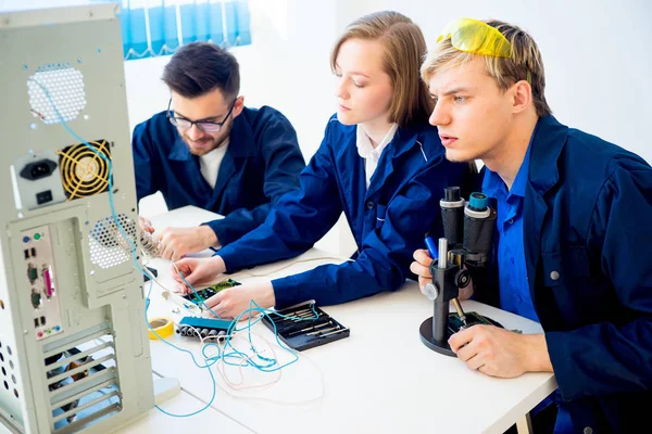 Tecnici che riparano computer — Foto Stock