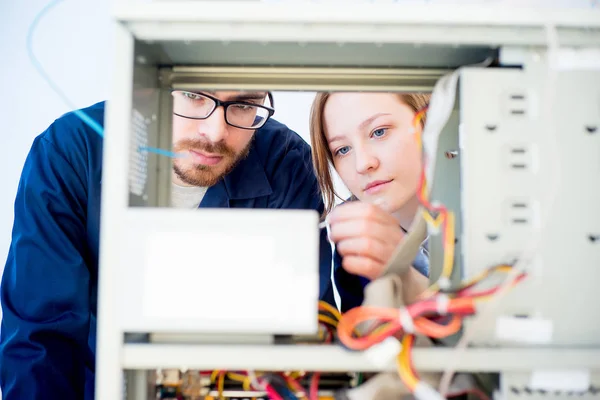 Tecnici che riparano computer — Foto Stock