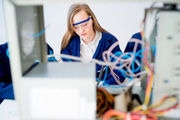 Tecnico donna che ripara un computer — Foto Stock