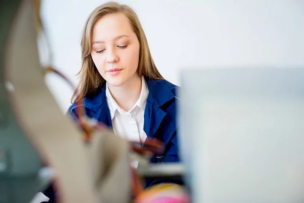 Kvindelig tekniker reparerer en computer - Stock-foto