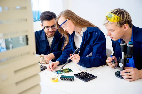 Tecnici che riparano computer — Foto Stock