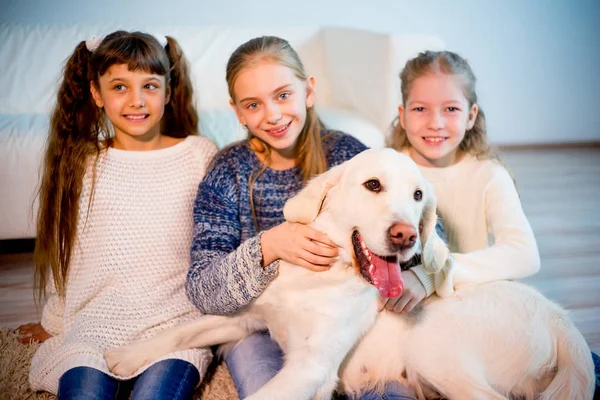 Crianças brincando com um cão — Fotografia de Stock