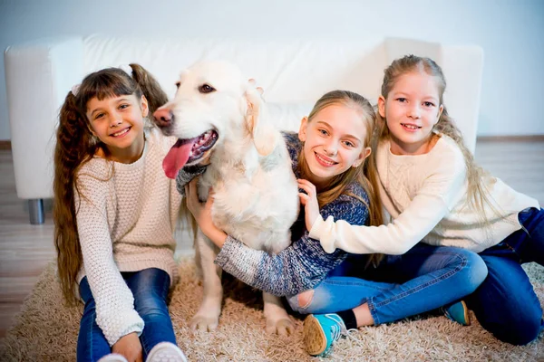 Crianças brincando com um cão — Fotografia de Stock