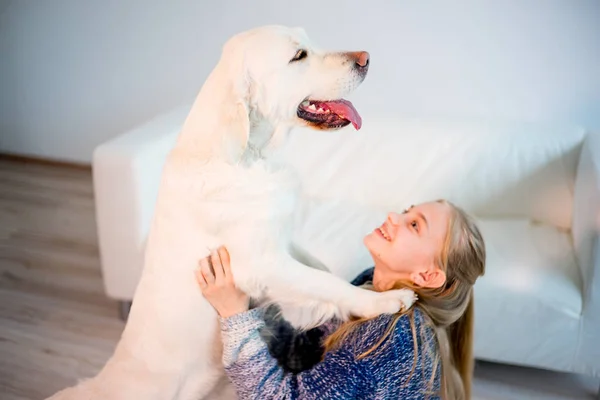 Menina com seu cão — Fotografia de Stock