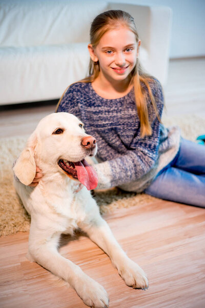 девушка со своей собакой