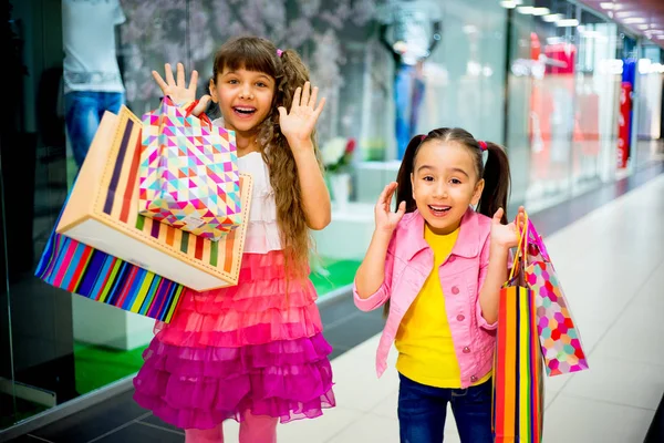 Bambini che fanno shopping al centro commerciale — Foto Stock