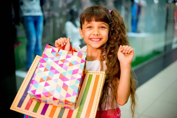 Menina compras no shopping — Fotografia de Stock