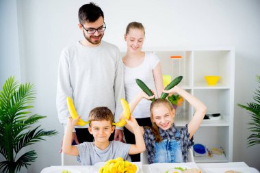 Sebze ve meyve ile çocuk oyun