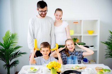 Sebze ve meyve ile çocuk oyun