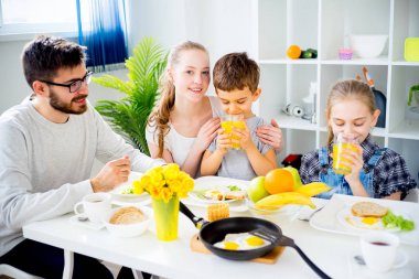 Aile kahvaltı yapıyor.