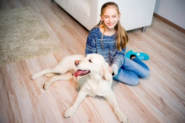 Ragazza con il suo cane — Foto Stock