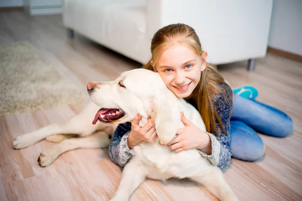 Mädchen mit ihrem Hund — Stockfoto