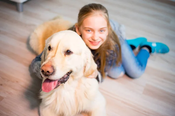 Flicka med sin hund — Stockfoto