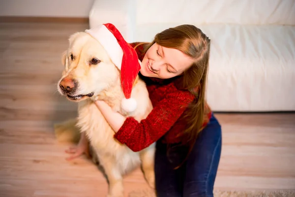 Fille avec son chien — Photo