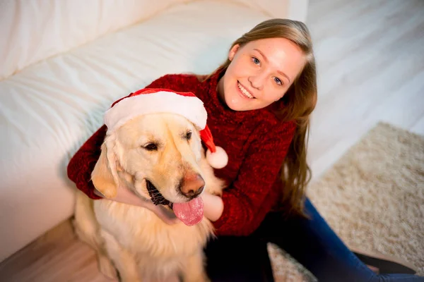 개와 함께 있는 소녀 — 스톡 사진