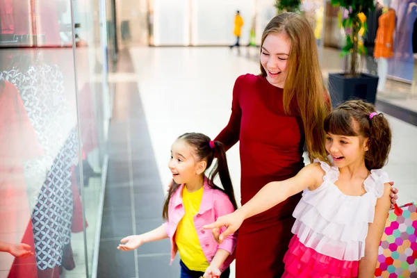 Mère et filles faisant du shopping — Photo