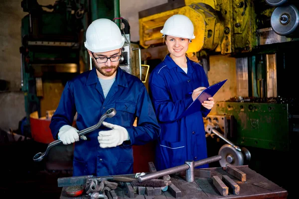 Lavoratori con tornio — Foto Stock