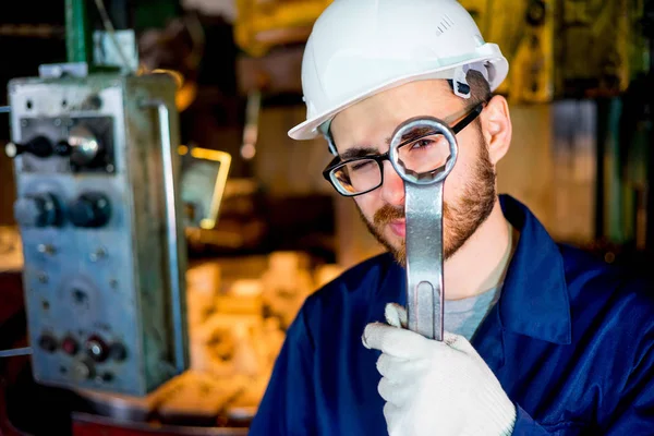 Lavoratori con tornio — Foto Stock