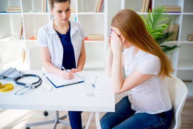 Ziyaret doktor sıkıntılı hamile kadın