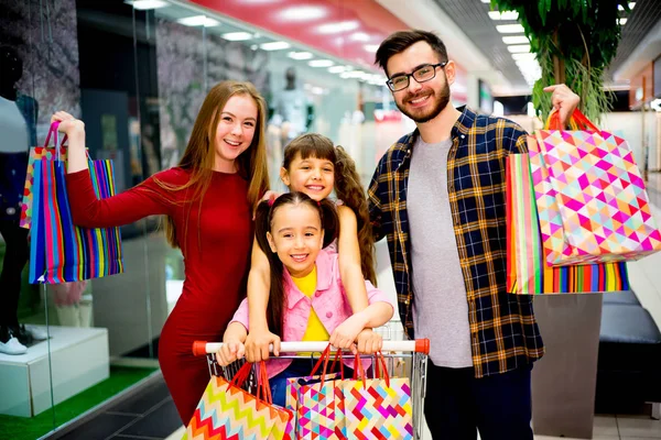 Compras familiares felices — Foto de Stock
