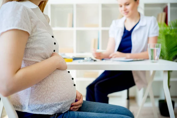 Gravid kvinna besöker läkare — Stockfoto