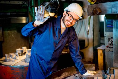 İşçiler Torna ile