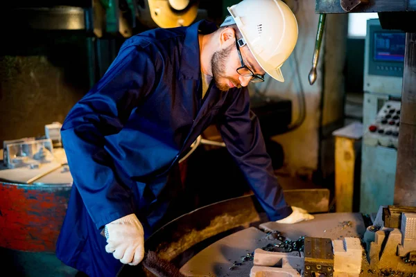 Lavoratori con tornio — Foto Stock