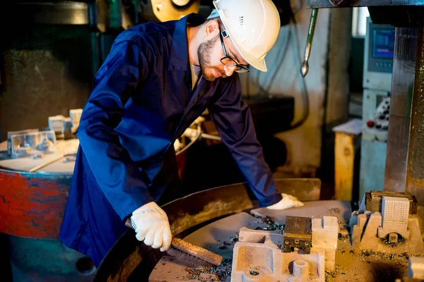 Lavoratori con tornio — Foto Stock