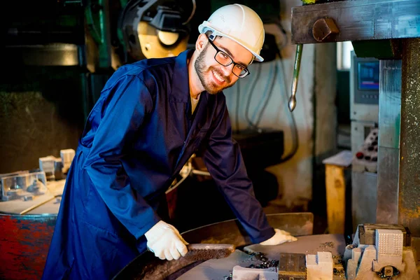 Lavoratori con tornio — Foto Stock