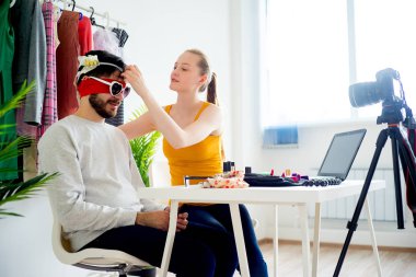 Moda blogger erkek modeli ile