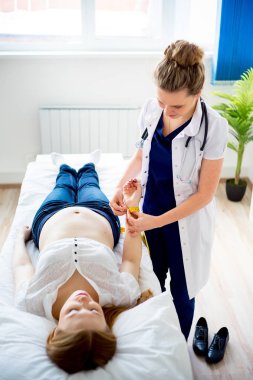 Doktor hamile kadın teyp ölçme ile kontrol