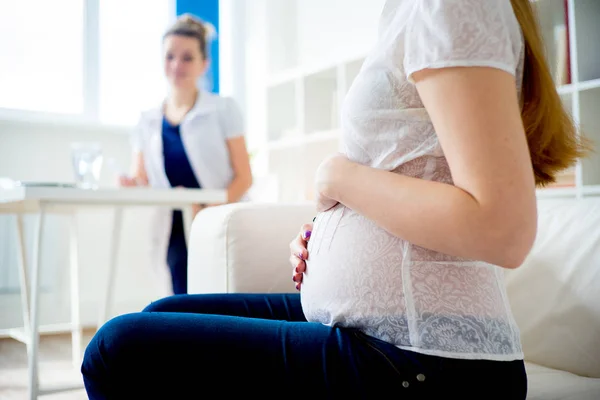 Gravid flicka vid en läkare besök — Stockfoto