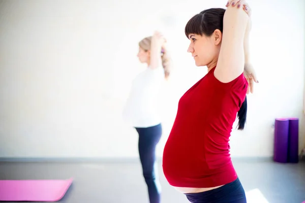 Hamile kadın yoga egzersizleri yapıyor — Stok fotoğraf