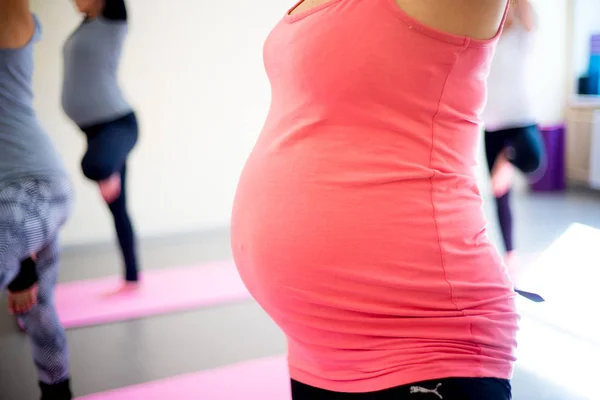 Femme enceinte fait des exercices de fitness — Photo