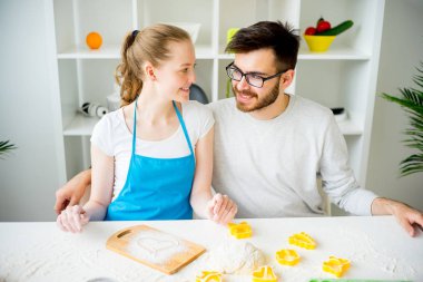 Birlikte yemek pişiren çift.