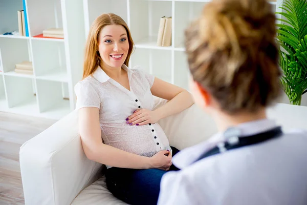 Schwangere besucht Arzt — Stockfoto